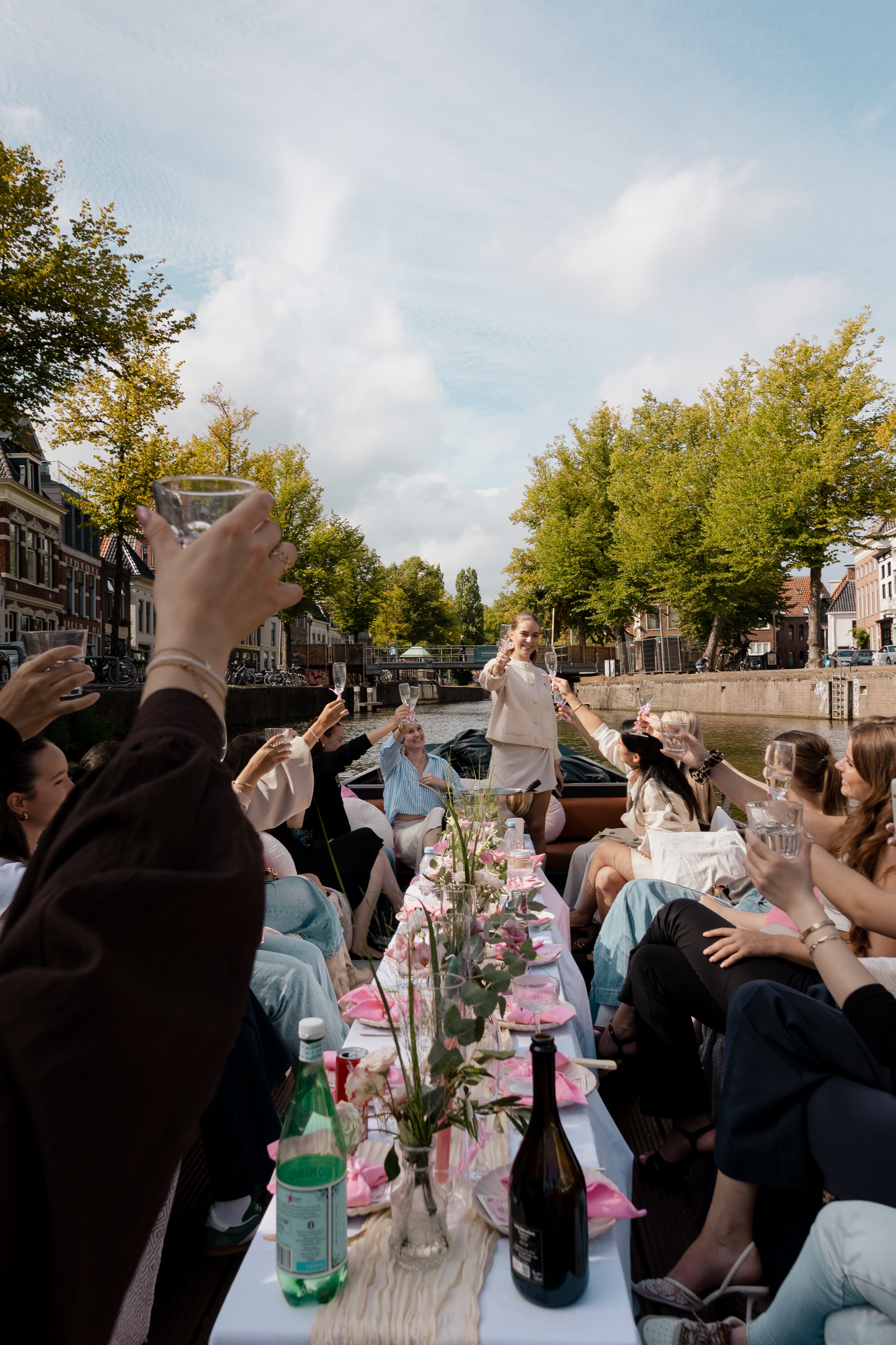 She GROWS-gasten vieren samen op een boot