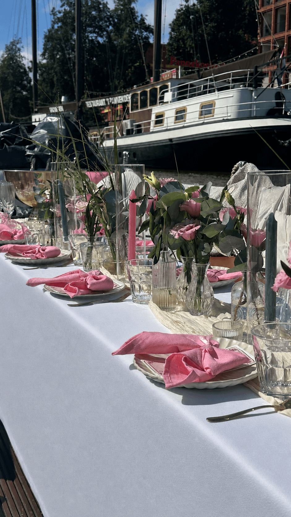 Kleurrijk gestylde tafel op een boot
