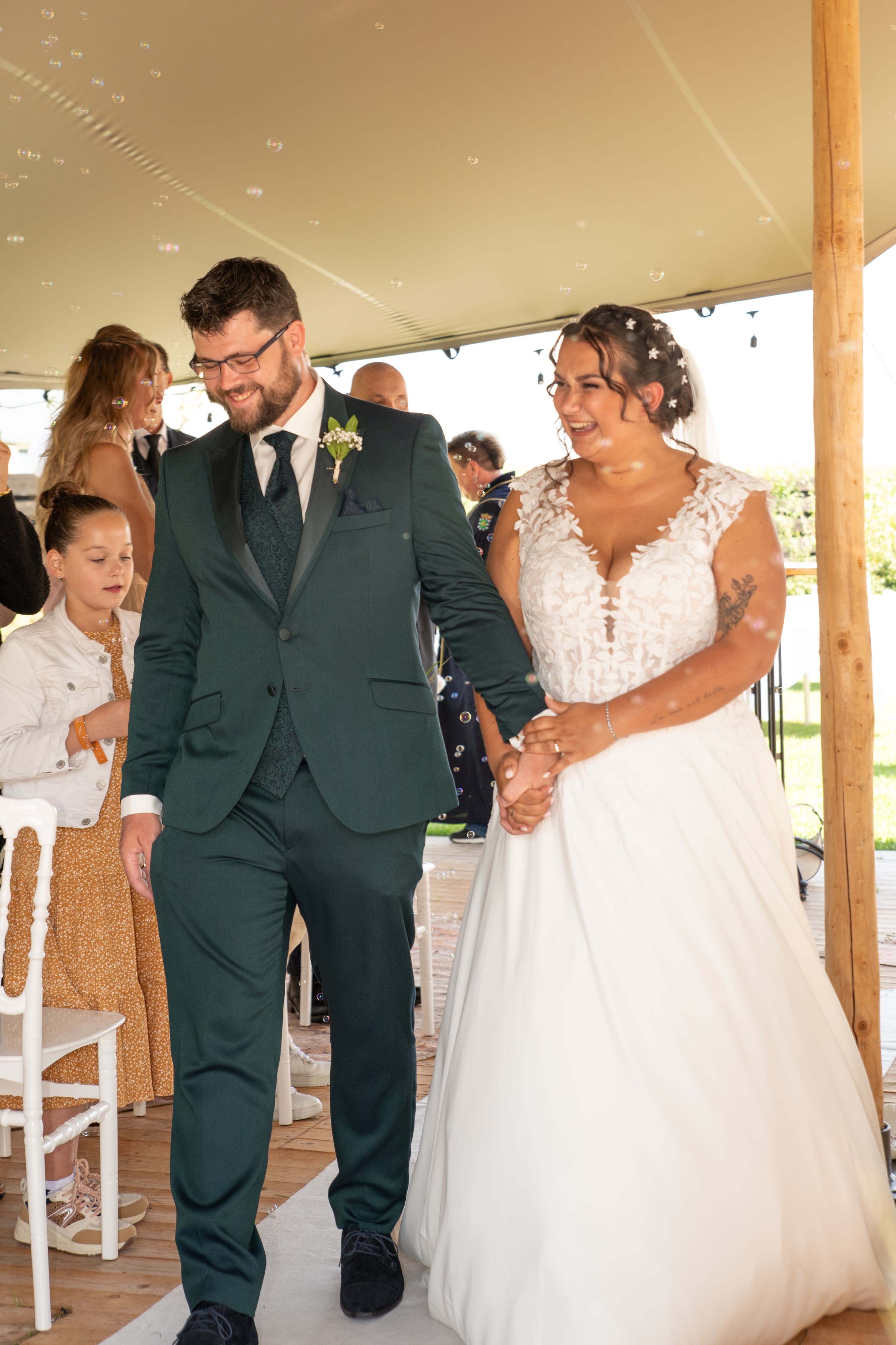 Pasgetrouwd stel viert samen tijdens de ceremonie